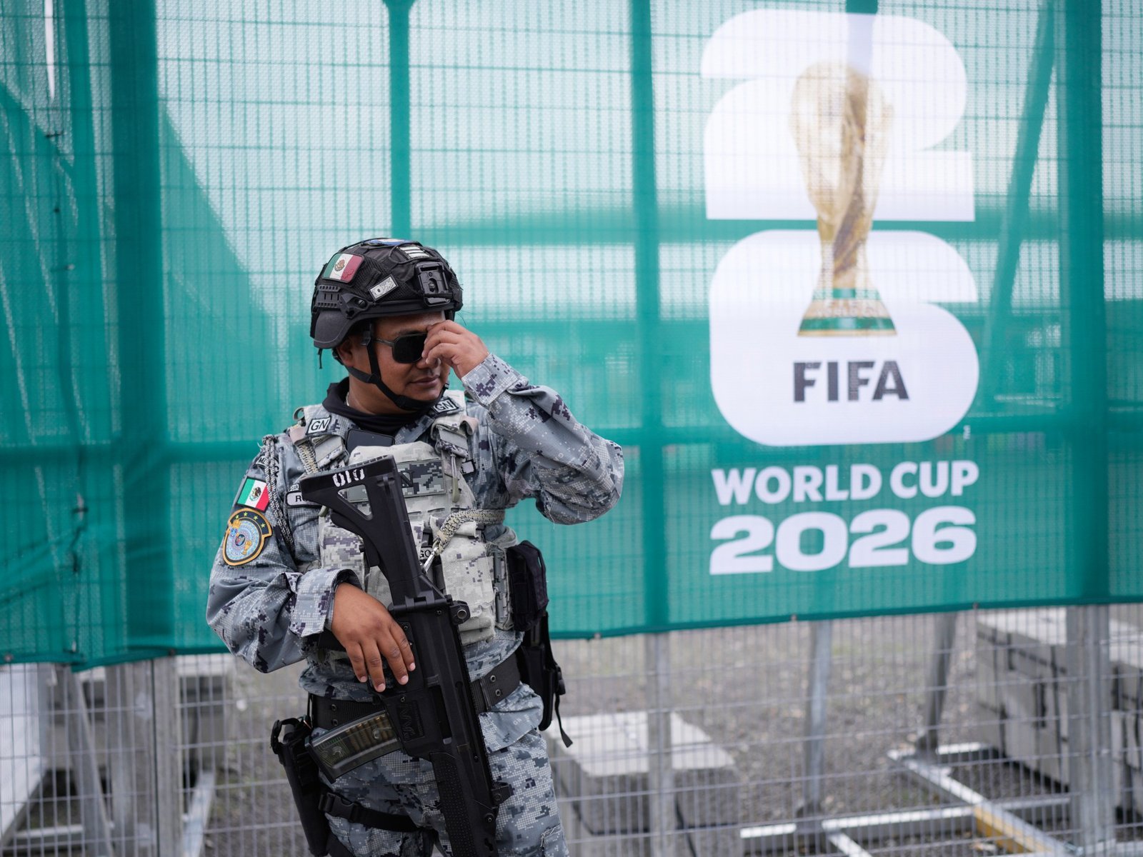 Copa del Mundo — Un oficial de la Guardia Nacional vigila el exterior de un estadio en Guadalajara, preparándose para los partidos de la Copa Mundial. Foto de: Matias Delacroix/AP Photo