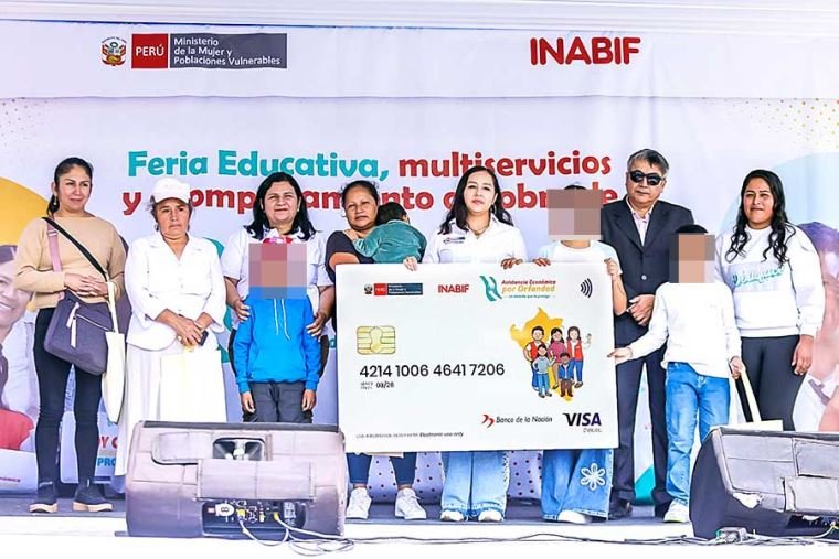 Edith Pariona — Autoridades y representantes de INABIF presentan una tarjeta de beneficios para los hijos de víctimas de violencia en Perú. Foto de: El Peruano