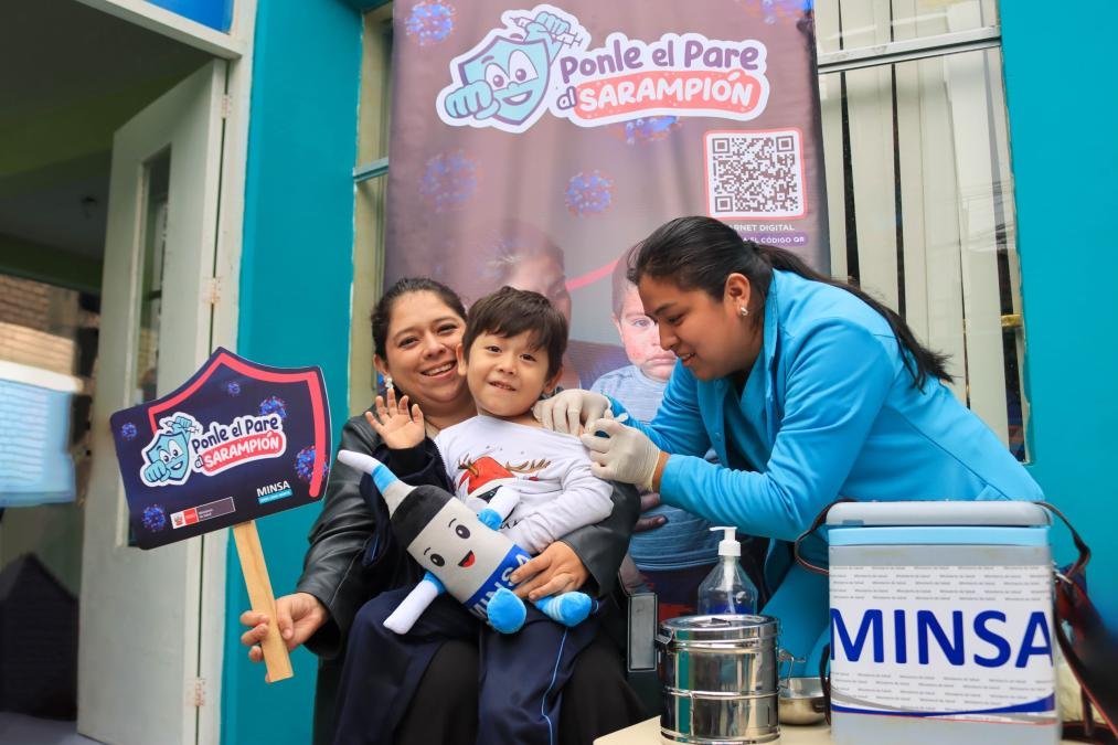 Lima Norte — Ocho brigadas se despliegan en colegios y realizan visitas casa por casa para la campaña de vacunación contra el sarampión. Foto de: Difusión