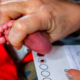 Un bebé es examinado por personal de salud como parte del programa de tamizaje para detectar hipotiroidismo congénito. Foto de: Perú21