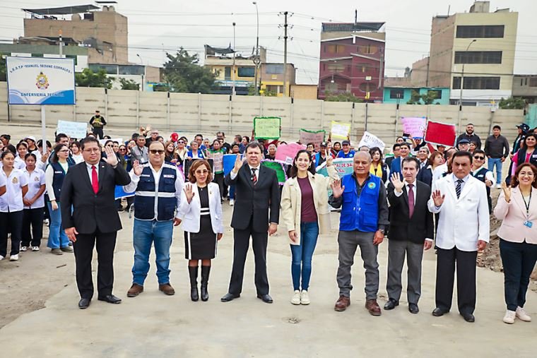 San Juan — Autoridades y personal de salud se reúnen en un evento relacionado con la infraestructura hospitalaria del Ministerio de Salud. Foto de: El Peruano