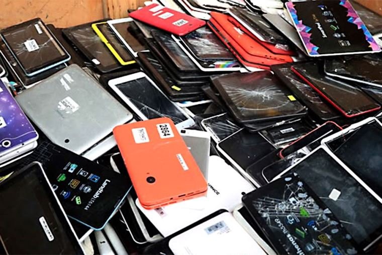 reciclaje equipos electrónicos Minsa — Dispositivos electrónicos dañados y en desuso que requieren un proceso de reciclaje adecuado para evitar riesgos a la salud. Foto de: El Peruano