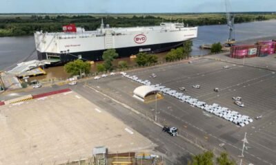 Moody alta vulnerabilidad — El buque BYD Changzhou atraca en la Terminal Zárate de Argentina, reflejando el impacto de las importaciones chinas en la industria manufacturera regional. Foto de: BYD
