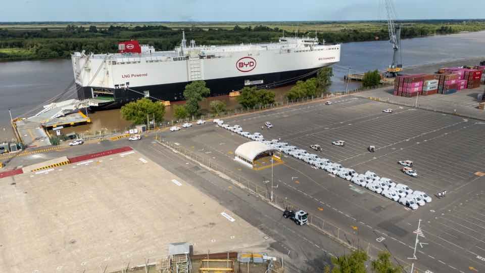 Moody alta vulnerabilidad — El buque BYD Changzhou atraca en la Terminal Zárate de Argentina, reflejando el impacto de las importaciones chinas en la industria manufacturera regional. Foto de: BYD
