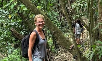 Una mujer camina por una zona de manglar, ecosistema que la activista Monika Silva buscaba proteger antes de su muerte. Foto de: Mongabay Perú