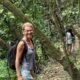 Una mujer camina por una zona de manglar, ecosistema que la activista Monika Silva buscaba proteger antes de su muerte. Foto de: Mongabay Perú