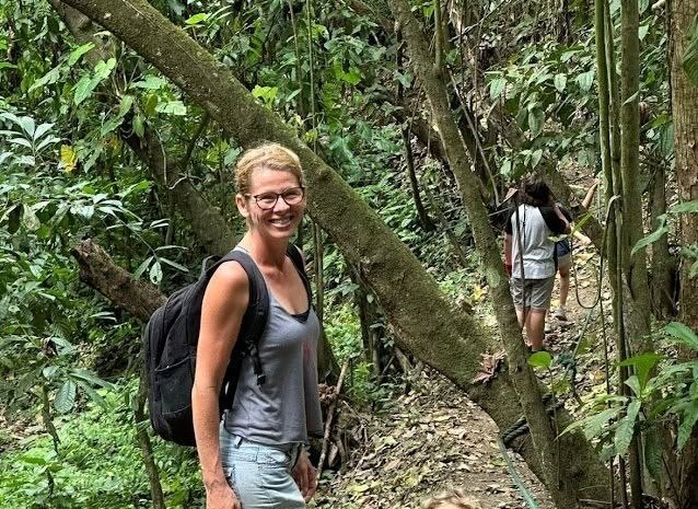 Una mujer camina por una zona de manglar, ecosistema que la activista Monika Silva buscaba proteger antes de su muerte. Foto de: Mongabay Perú