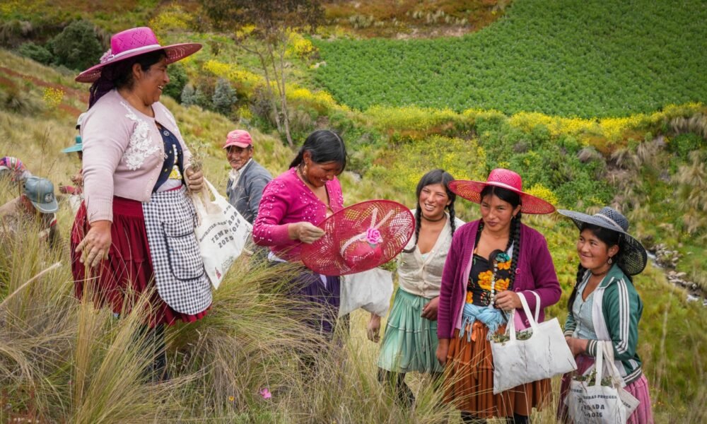 protección especies mujeres indígenas — Mujeres de la comunidad Tari Nomiowa’i en Ecuador participan en la protección y monitoreo de los nidos de tortuga charapa. Foto de: CI Ecuador