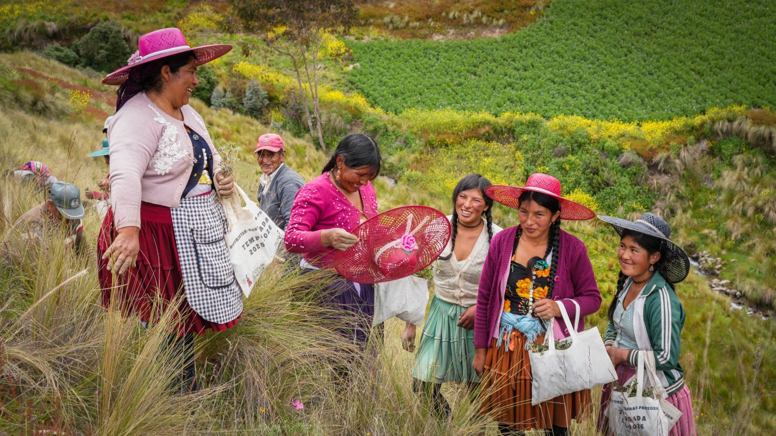 protección especies mujeres indígenas — Mujeres de la comunidad Tari Nomiowa’i en Ecuador participan en la protección y monitoreo de los nidos de tortuga charapa. Foto de: CI Ecuador