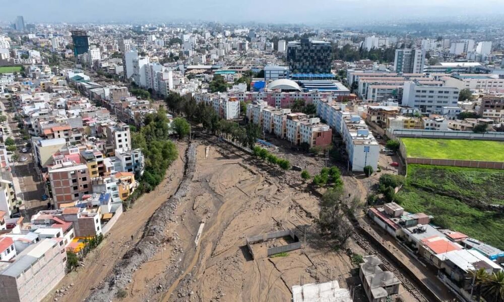 Niño Costero — Vista aérea de la zona afectada por la torrentera Chullo en Arequipa, que representa un riesgo latente para las viviendas cercanas. Foto de: El Búho