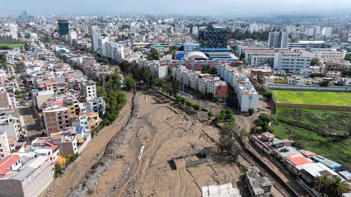 Niño Costero — Vista aérea de la zona afectada por la torrentera Chullo en Arequipa, que representa un riesgo latente para las viviendas cercanas. Foto de: El Búho