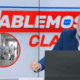 Nicolás Lúcar — Un hombre con barba y traje azul habla frente a un micrófono y una computadora, con un logo de 'Hablemos' al fondo. Foto de: Exitosa Noticias