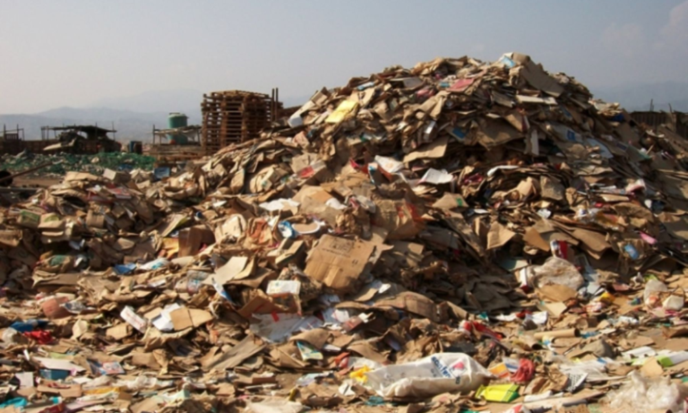 botaderos ambientales — Acumulación de desechos sólidos en un botadero que opera bajo estándares ambientales deficientes en la región de Lambayeque. Foto de: Perú21