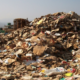 botaderos ambientales — Acumulación de desechos sólidos en un botadero que opera bajo estándares ambientales deficientes en la región de Lambayeque. Foto de: Perú21