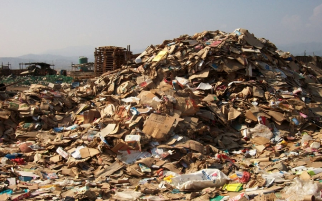botaderos ambientales — Acumulación de desechos sólidos en un botadero que opera bajo estándares ambientales deficientes en la región de Lambayeque. Foto de: Perú21