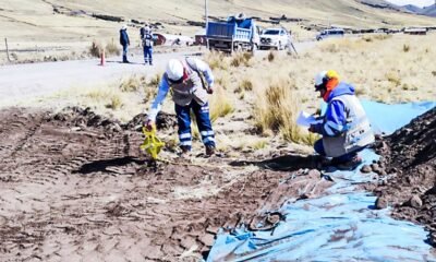 Personal de la OEFA supervisa las labores de limpieza y contención tras el derrame de concentrado de cobre en Cusco. Foto de: El Peruano