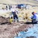 Personal de la OEFA supervisa las labores de limpieza y contención tras el derrame de concentrado de cobre en Cusco. Foto de: El Peruano