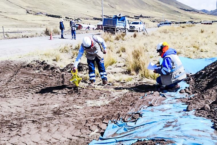 Personal de la OEFA supervisa las labores de limpieza y contención tras el derrame de concentrado de cobre en Cusco. Foto de: El Peruano