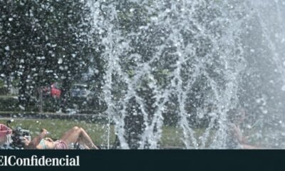 muertes adicionales — Residentes de Varsovia buscan refrescarse en una fuente pública ante las altas temperaturas causadas por la ola de calor en Europa. Foto de: EFE/EPA/Radek Pietruszka