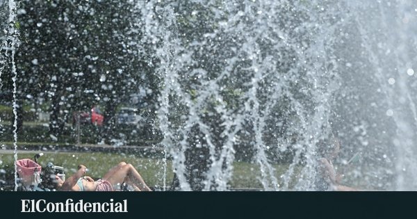 muertes adicionales — Residentes de Varsovia buscan refrescarse en una fuente pública ante las altas temperaturas causadas por la ola de calor en Europa. Foto de: EFE/EPA/Radek Pietruszka