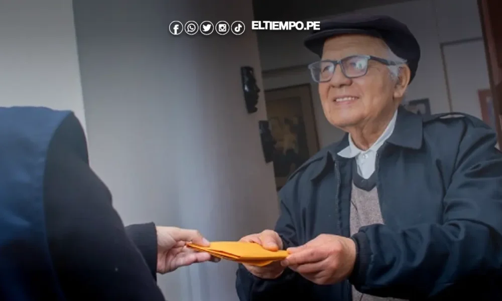 completar aportes — Un adulto mayor recibe un sobre que simboliza el acceso a una pensión de jubilación. Foto de: ELTIEMPO.PE