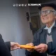 completar aportes — Un adulto mayor recibe un sobre que simboliza el acceso a una pensión de jubilación. Foto de: ELTIEMPO.PE
