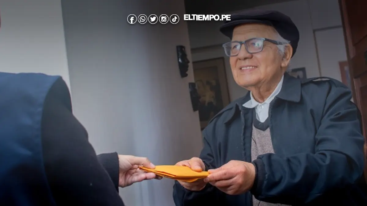 completar aportes — Un adulto mayor recibe un sobre que simboliza el acceso a una pensión de jubilación. Foto de: ELTIEMPO.PE