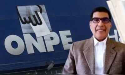 manipulación datos — El logo de la ONPE aparece en el fondo mientras un hombre con traje y anteojos habla sobre las denuncias de manipulación de datos. Foto de: La República