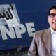 manipulación datos — El logo de la ONPE aparece en el fondo mientras un hombre con traje y anteojos habla sobre las denuncias de manipulación de datos. Foto de: La República