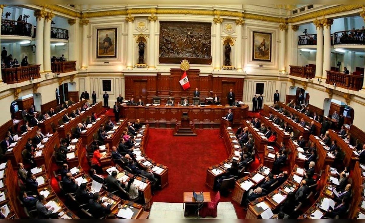 Senado peruano — Senadores y legisladores se reúnen en el recinto del Senado para las gestiones previas a la entrega de credenciales. Foto de: La República