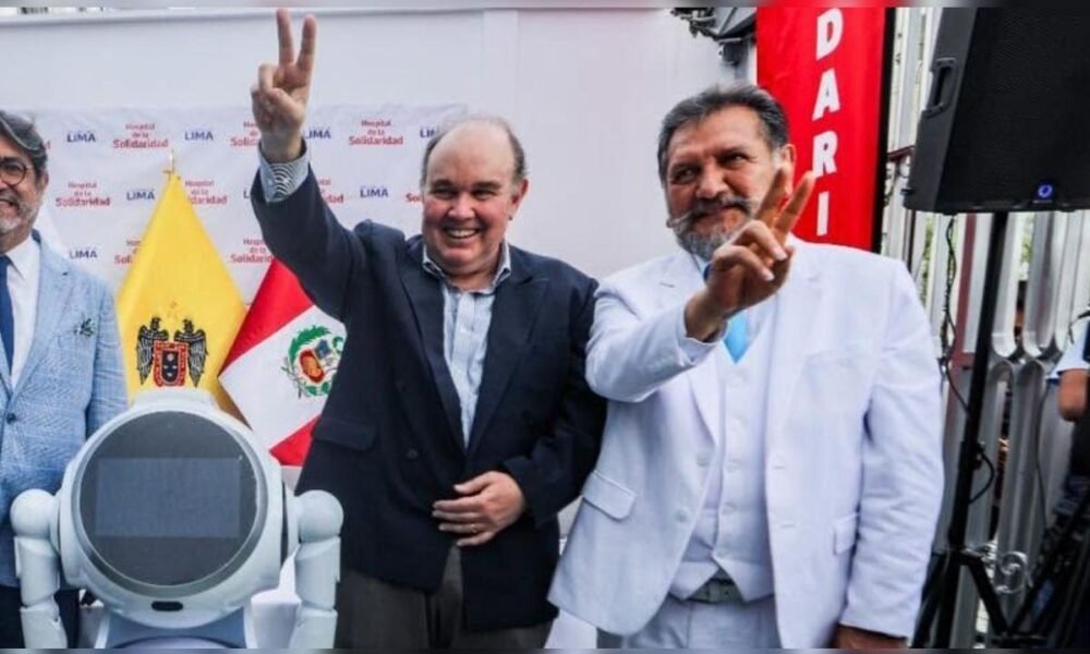 postulación Rafael López Aliaga — Rafael López Aliaga y Luis Rubio posan juntos en un evento con banderas de Perú y Lima. Foto de: La República