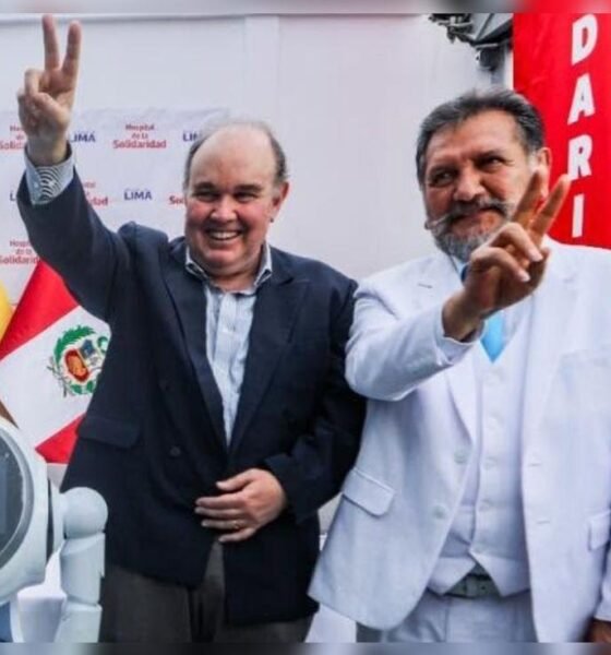 postulación Rafael López Aliaga — Rafael López Aliaga y Luis Rubio posan juntos en un evento con banderas de Perú y Lima. Foto de: La República