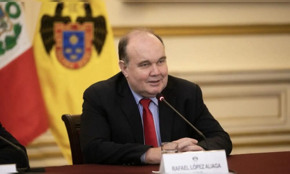 Rafael López Aliaga durante una conferencia de prensa donde se discuten sus planes políticos para la gestión de Lima. Foto de: La República