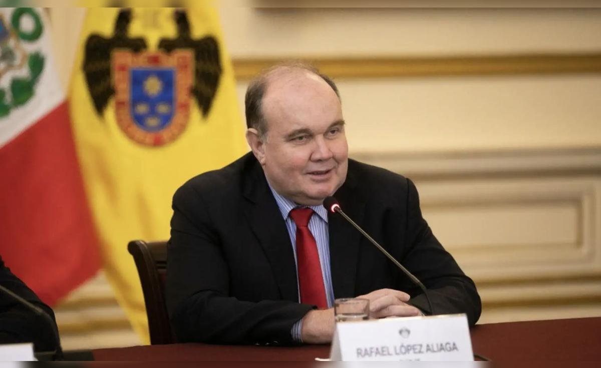 Rafael López Aliaga durante una conferencia de prensa donde se discuten sus planes políticos para la gestión de Lima. Foto de: La República