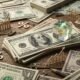 precio dólar hoy Perú — Representación gráfica de billetes de dólares y símbolos financieros que ilustran la fluctuación del tipo de cambio en el mercado peruano. Foto de: Exitosa Noticias