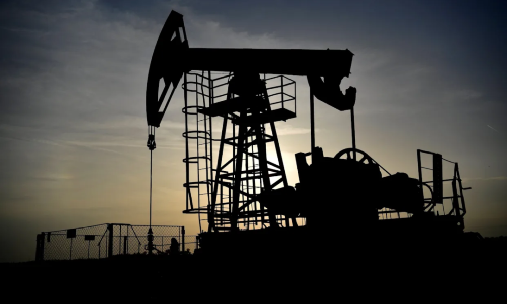 Precios petróleo caen — Una bomba de extracción de petróleo en silueta contra el cielo al atardecer ilustra la volatilidad del mercado energético tras los acuerdos entre EE. UU. e Irán. Foto de: Perú21