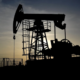 Precios petróleo caen — Una bomba de extracción de petróleo en silueta contra el cielo al atardecer ilustra la volatilidad del mercado energético tras los acuerdos entre EE. UU. e Irán. Foto de: Perú21