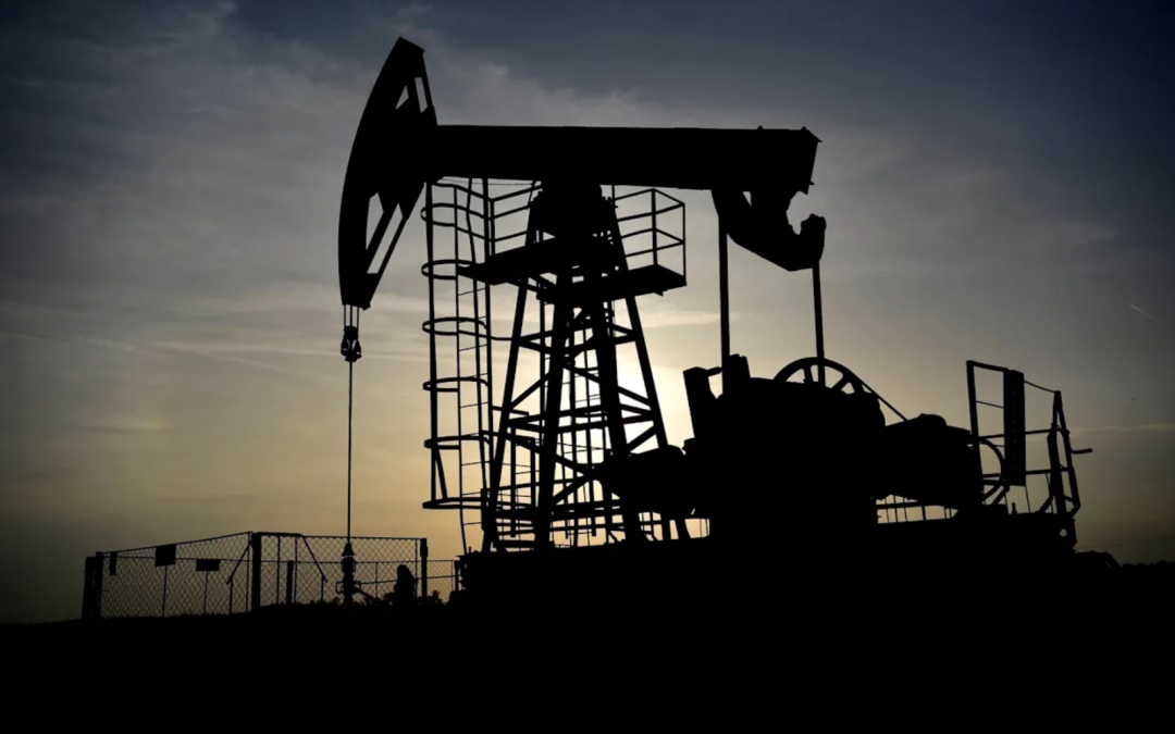 Precios petróleo caen — Una bomba de extracción de petróleo en silueta contra el cielo al atardecer ilustra la volatilidad del mercado energético tras los acuerdos entre EE. UU. e Irán. Foto de: Perú21