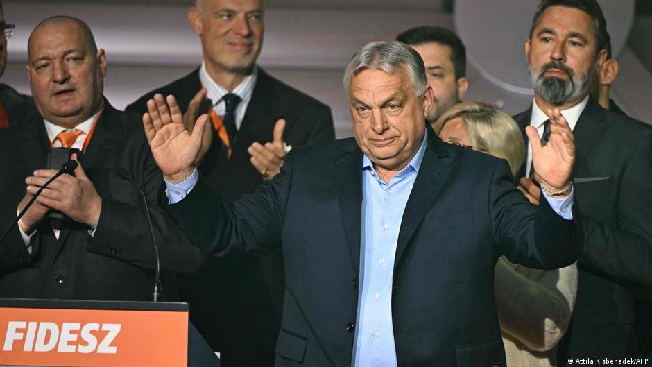 Los miembros del partido Fidesz acompañan a Viktor Orbán en un evento relacionado con su reelección como presidente. Foto de: Attila Kisbenedek/AFP
