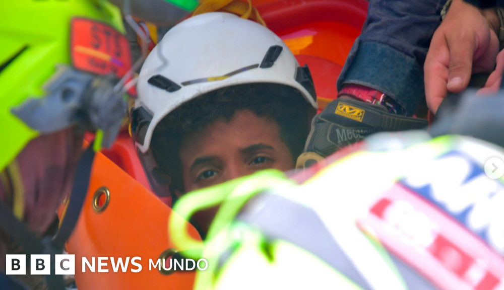 dos niños — Moisés, de 11 años, es rescatado tras permanecer atrapado durante varios días bajo los escombros con ayuda internacional. Foto de: ungrd_oficial