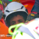 dos niños — Moisés, de 11 años, es rescatado tras permanecer atrapado durante varios días bajo los escombros con ayuda internacional. Foto de: ungrd_oficial