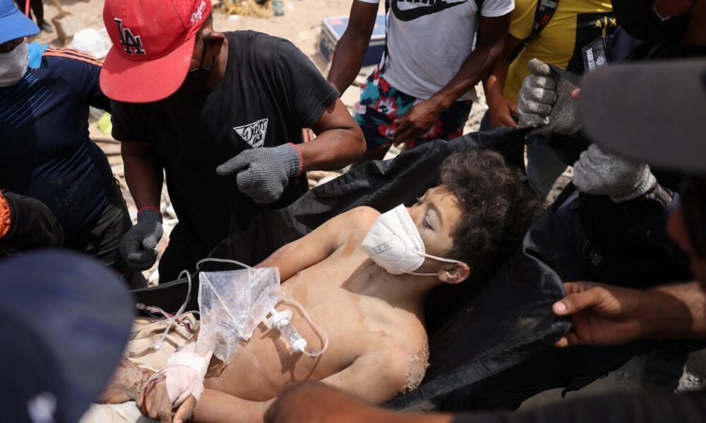 cuatro días — Rescatistas atienden a un hombre herido tras ser liberado de los escombros en La Guaira. Foto de: Infobae