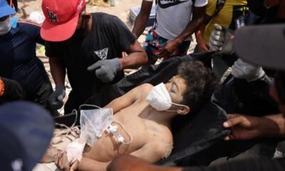 cuatro días — Rescatistas atienden a un hombre herido tras ser liberado de los escombros en La Guaira. Foto de: Infobae