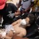 cuatro días — Rescatistas atienden a un hombre herido tras ser liberado de los escombros en La Guaira. Foto de: Infobae