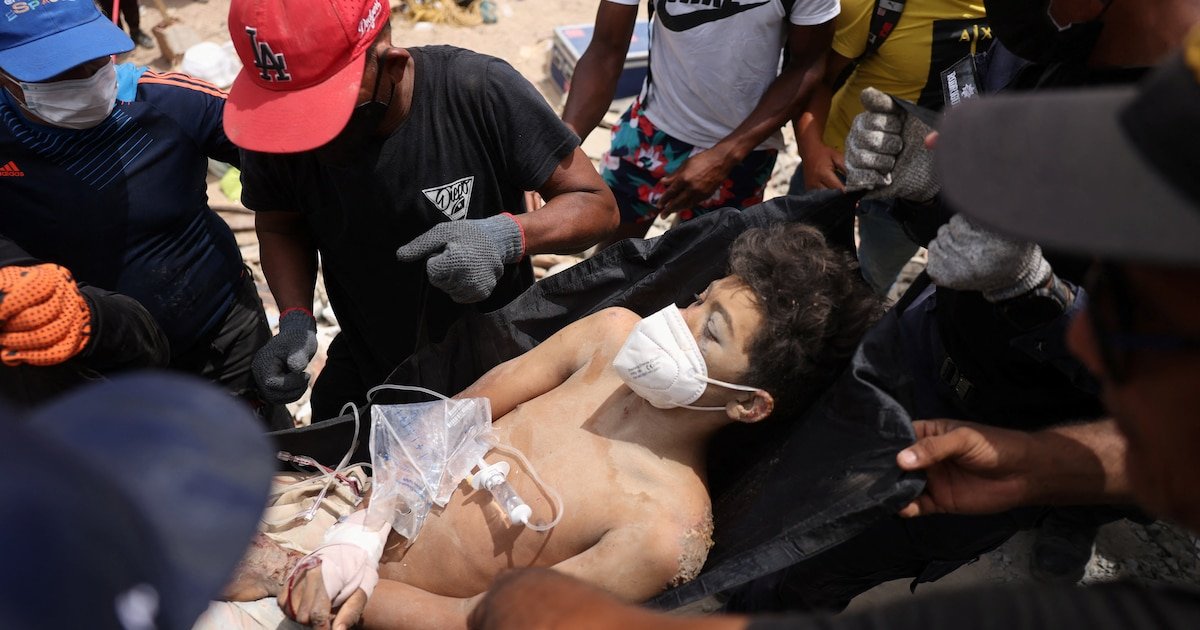 cuatro días — Rescatistas atienden a un hombre herido tras ser liberado de los escombros en La Guaira. Foto de: Infobae