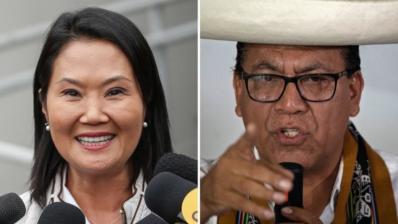 Keiko Fujimori y un representante de la autoridad electoral en el contexto del conteo de actas tras las elecciones en Perú. Foto de: CNN en Español