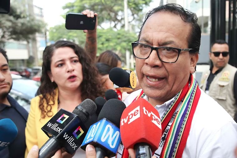 recurso legal — Roberto Sánchez habla ante una multitud de periodistas sobre el recurso impugnatorio de votos en las elecciones de 2026. Foto de: El Peruano