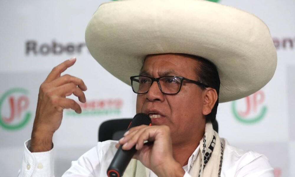 Roberto Sánchez habla en una rueda de prensa en Lima para denunciar presunto fraude en las elecciones presidenciales de Perú. Foto de: Paolo Aguilar (EFE