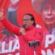 Roberto Sánchez — Un hombre con una chaqueta roja habla frente a un micrófono ante un cartel que menciona la palabra 'ALIANZA'. Foto de: news.google.com