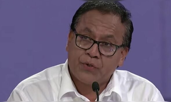reforma tributaria — Roberto Sánchez habla en un evento, atribuyendo una victoria "por walkover" a su equipo técnico. Foto de: La República